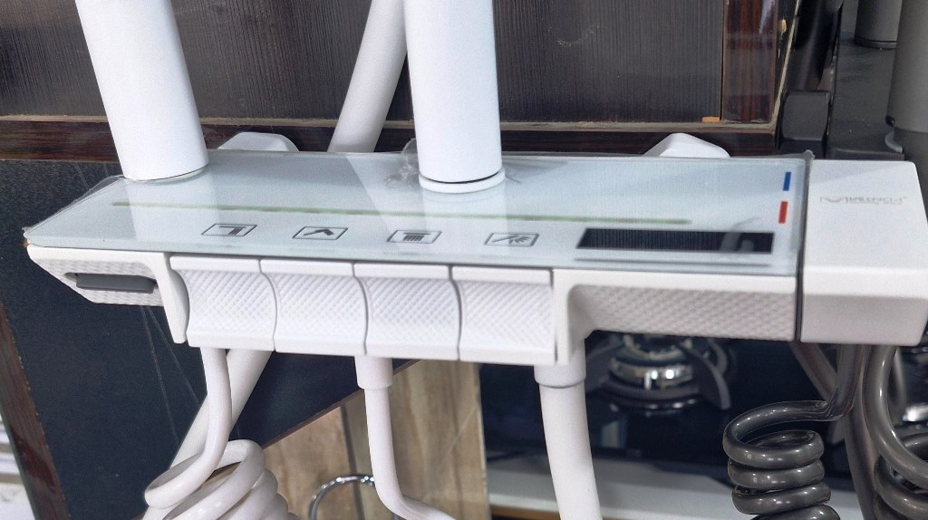 نمای نزدیک کنترل پنل پیانویی و صفحه نمایش دمای دوش هوشمند Valencia.