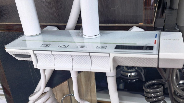 نمای نزدیک کنترل پنل پیانویی و صفحه نمایش دمای دوش هوشمند Valencia.