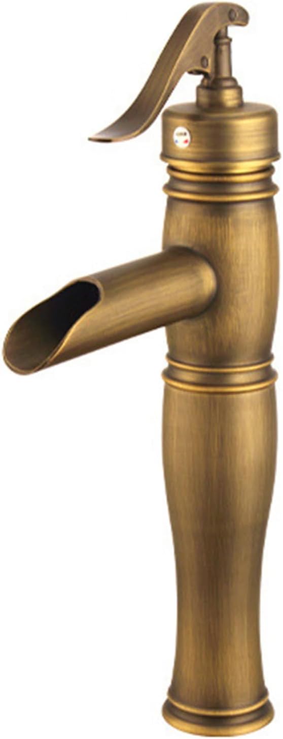 نمای نزدیک بدنه منحنی و ارگونومیک شیر روشویی بامبو.