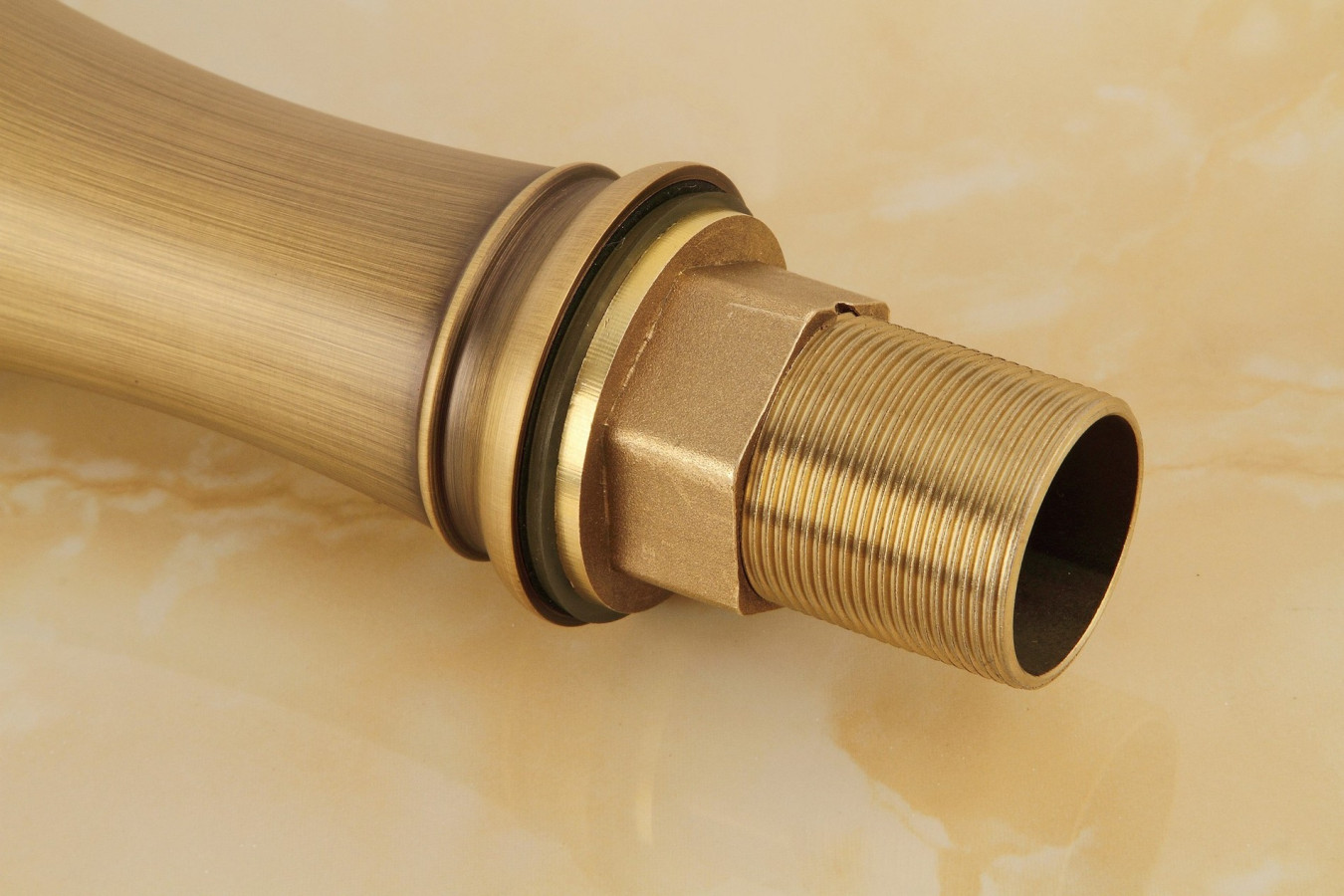 شیر روشویی پایه بلند ARTE، مناسب برای ارتفاع سینک‌های روکار مدرن.