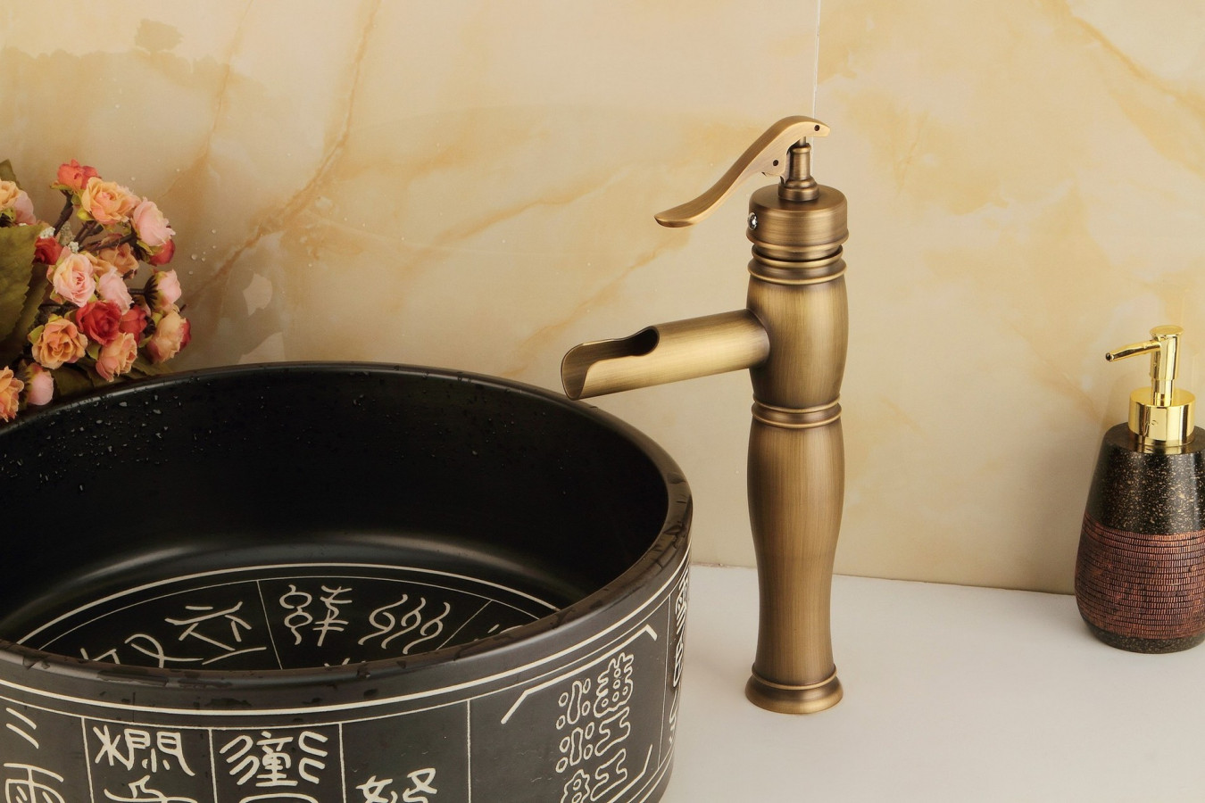 شیر روشویی پایه بلند مدل بامبو ARTE (طلایی مات) نصب شده روی سینک کاسه‌ای روکار.