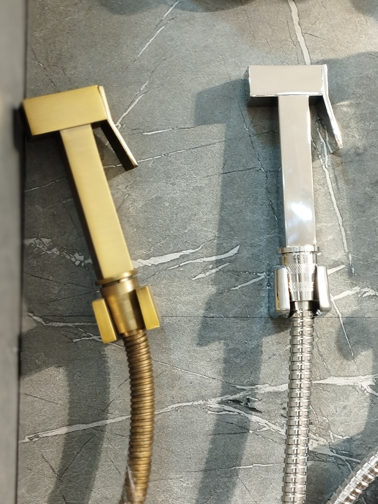 شیر T و اتصالات مسی بیده توالت فرنگی SANILO برای جلوگیری از نشتی.