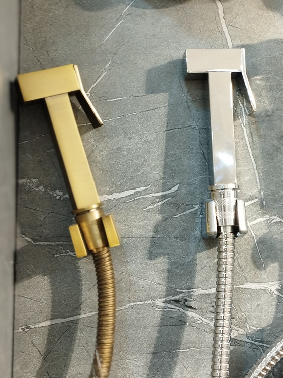 شیر T و اتصالات مسی بیده توالت فرنگی SANILO برای جلوگیری از نشتی.