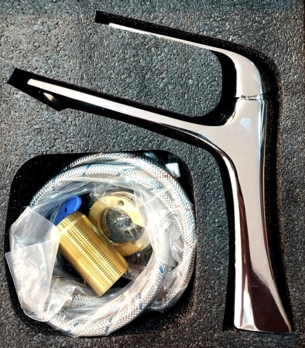 نمای نزدیک پوشش کروم براق شیر روشویی HS-107 و مقاومت در برابر لک.