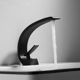 نمای نزدیک جزئیات آبکاری و سطح صاف شیر روشویی Hyshin 586.