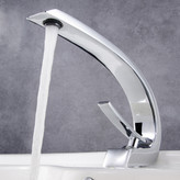 شیر روشویی مدرن Hyshin مدل ZENITH-FLAT 586 کروم براق با طراحی هندسی و خروجی آب پهن.