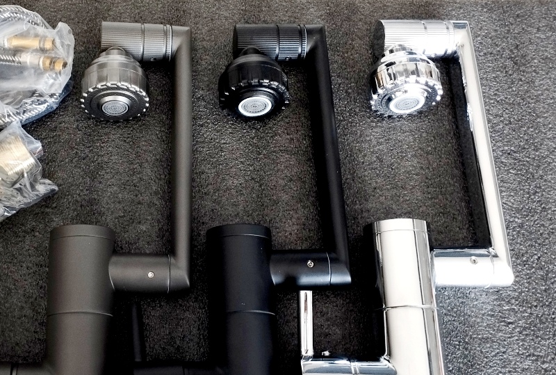 شیر روشویی 360 درجه در محیط سرویس بهداشتی