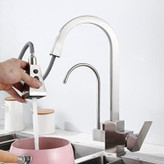 تصویر اکشن: دهانه چرخان ۳۶۰ درجه شیر سینک HuaDiao در حال شستشوی گوشههای سینک.