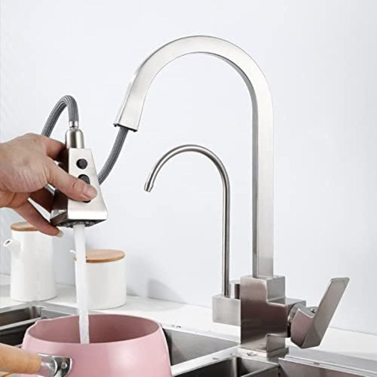 تصویر اکشن: دهانه چرخان ۳۶۰ درجه شیر سینک HuaDiao در حال شستشوی گوشههای سینک.