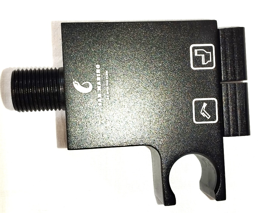 نصب دیوارکوب شیر شاتاف پیانویی D-1 در سرویس بهداشتی با طراحی مینیمال.