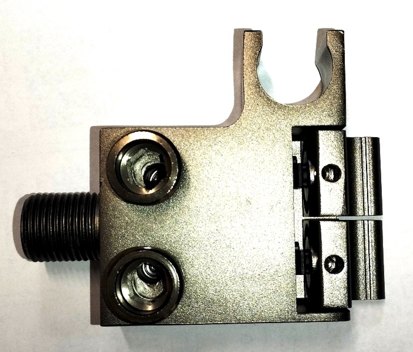 نصب دیوارکوب شیر شاتاف پیانویی D-1 در سرویس بهداشتی با طراحی مینیمال.