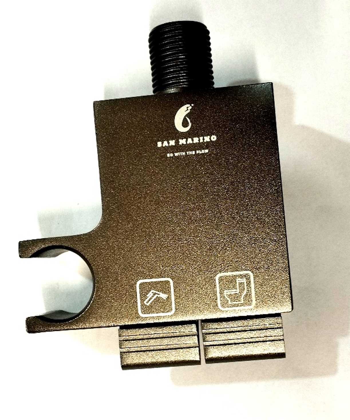 نصب دیوارکوب شیر شاتاف پیانویی D-1 در سرویس بهداشتی با طراحی مینیمال.