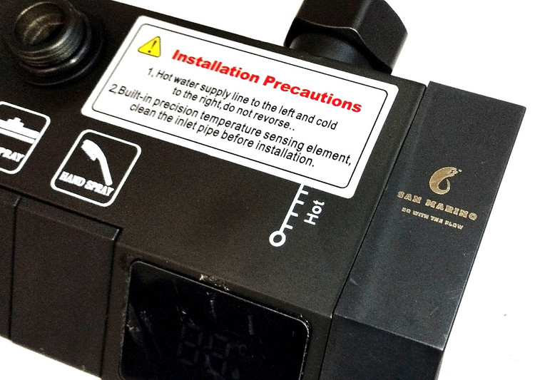 نمای نزدیک از دکمههای پیانویی (Piano Buttons) برای کنترل ۴ خروجی آب.