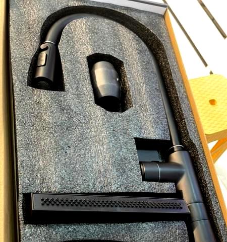 شیر ظرفشویی HuaDiao با خروجی آبشاری پهن و زیبا در حال جریان آب.