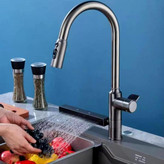 نمای نزدیک از اهرم کنترل و دهانه آبشاری مستطیلی شیر.