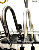 شیر ظرفشویی شاوری هوادیو با محفظه جااسکاجی متصل به بدنه.