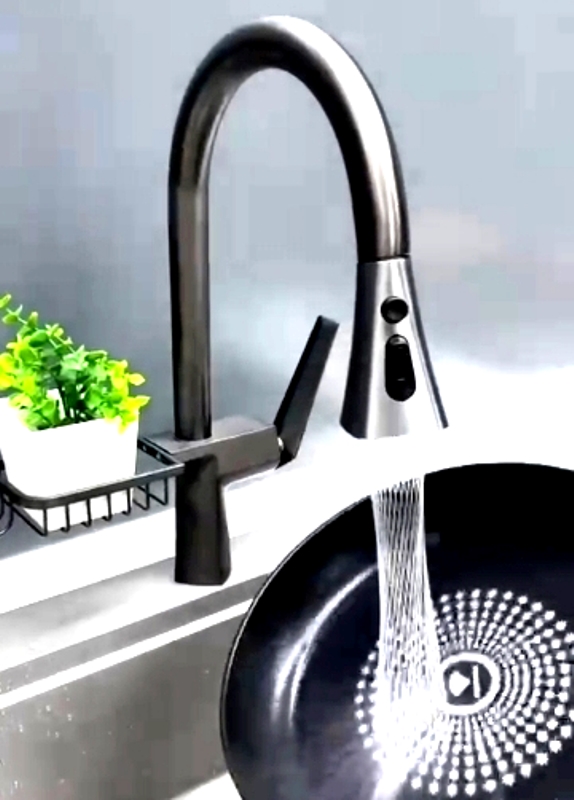 تصویر اکشن: دهانه شاوری شیر در حال کشیده شدن برای شستشوی کامل سینک.