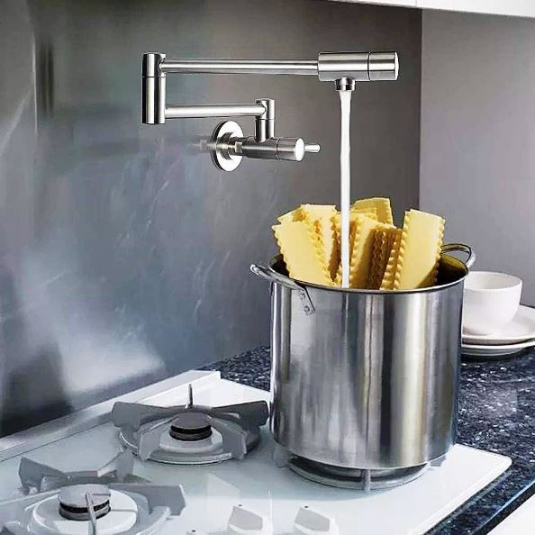 تصویر اکشن: پر کردن سریع قابلمه بزرگ روی اجاق گاز با شیر روگازی.