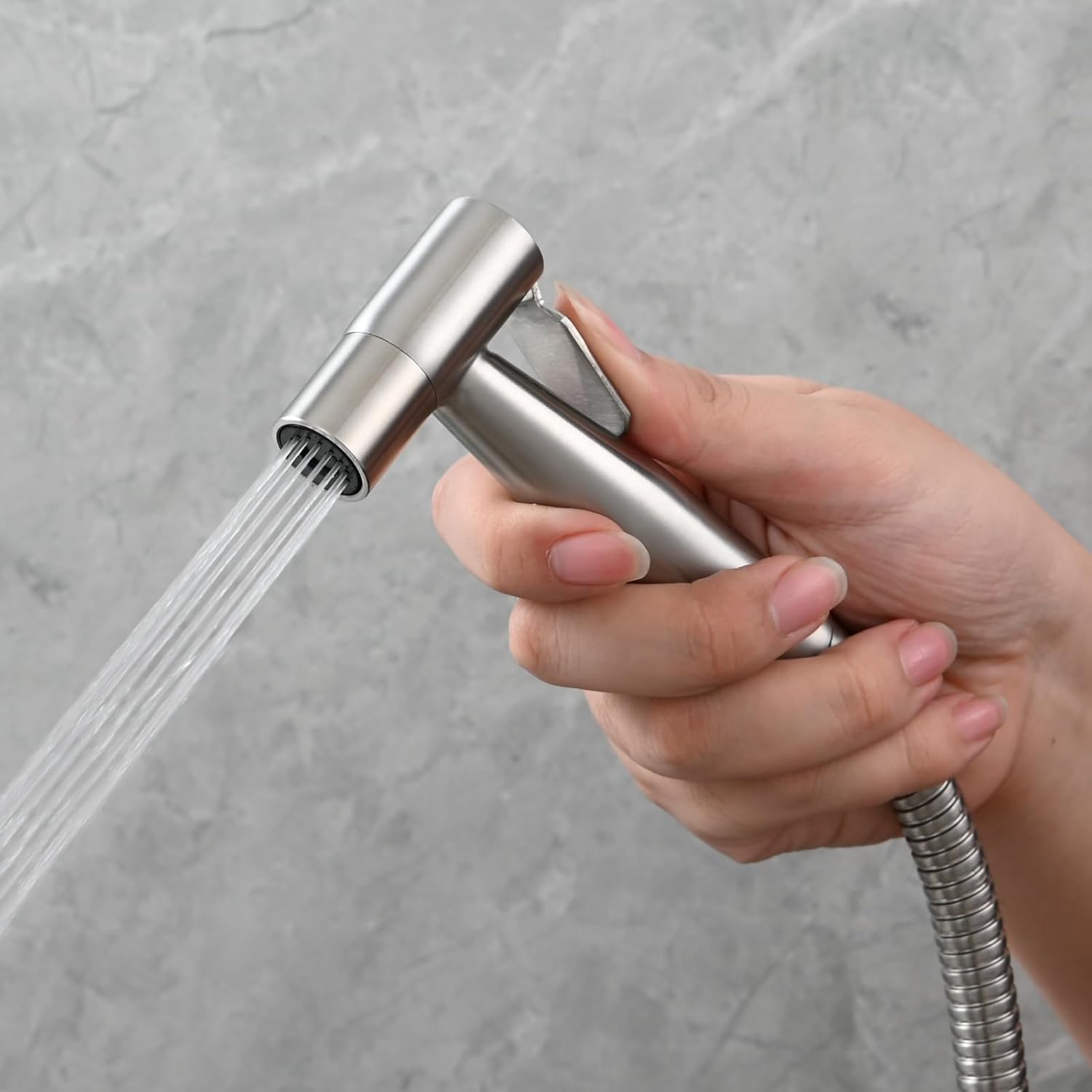 نمای نزدیک از نازل شاتاف با دکمه/اهرم کنترل فشار آب.