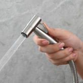 نمای نزدیک از نازل شاتاف با دکمه/اهرم کنترل فشار آب.