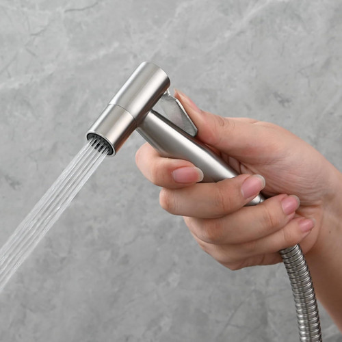 نمای نزدیک از نازل شاتاف با دکمه/اهرم کنترل فشار آب.