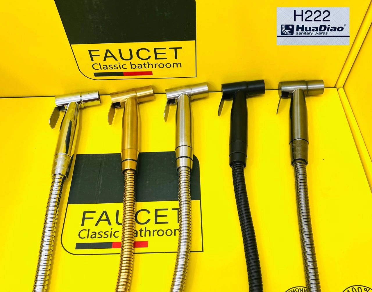 کیت کامل شاتاف توالت فرنگی Y023 شامل نازل، شلنگ و پایه دیواری.