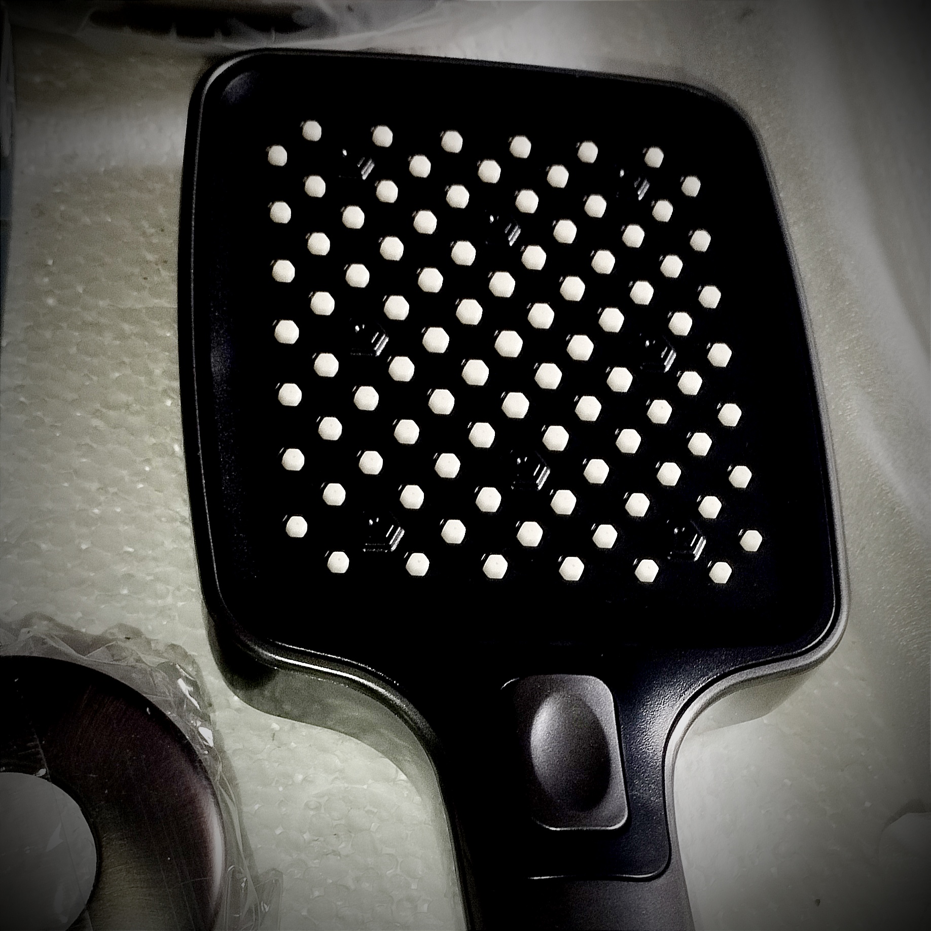 نمایشگر دیجیتال دما و زمان در دوش حمام هوشمند