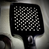 نمایشگر دیجیتال دما و زمان در دوش حمام هوشمند