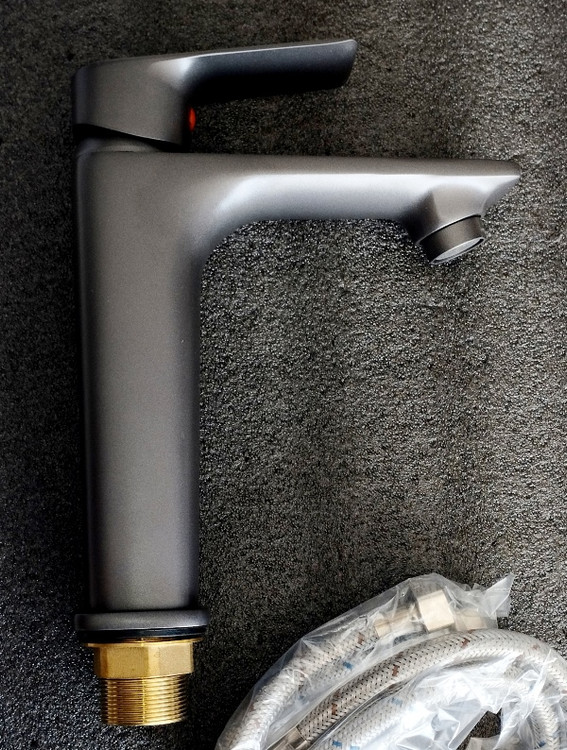 تصویر شیر روشویی و شیر توالت فرنگی ست شده با پک شیرآلات هوشمند