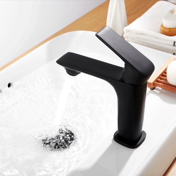 تصویر شیر روشویی مدل آبشاری پایه کوتاه در حال خروج جریان آب نرم.