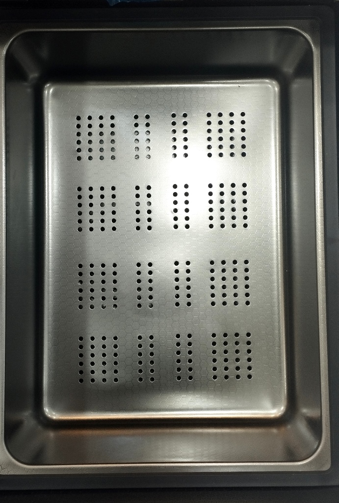 نمای بالا از سینک هوشمند آشپزخانه 75 سانتی با دکمههای کاربردی