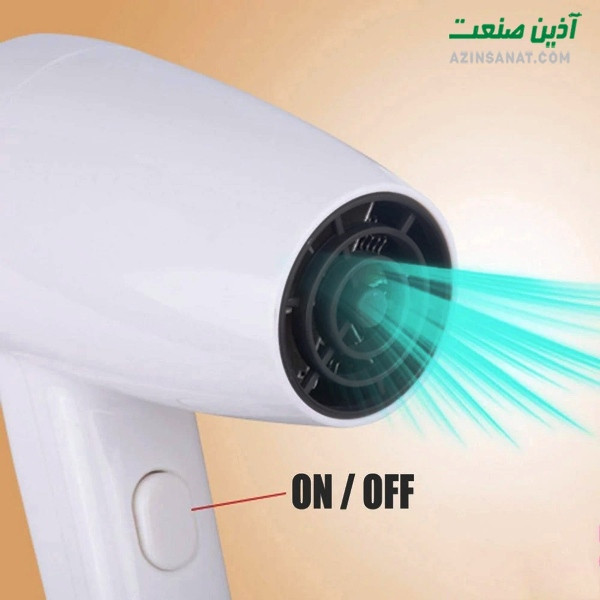 تصویر سشوار هتلی در حال استفاده توسط مهمان هتل ۵ ستاره