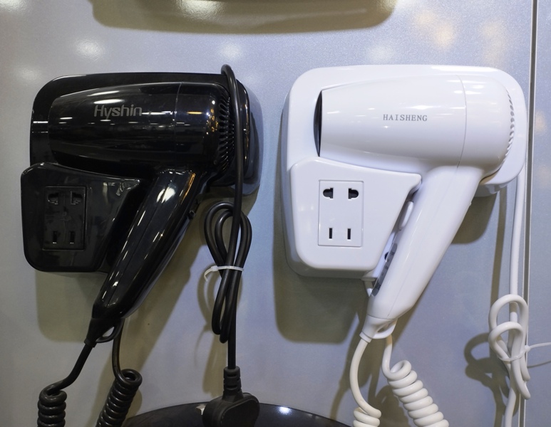 بدنه ضدآب (IPX4) و طراحی ارگونومیک سشوار هتلی LuxoPro