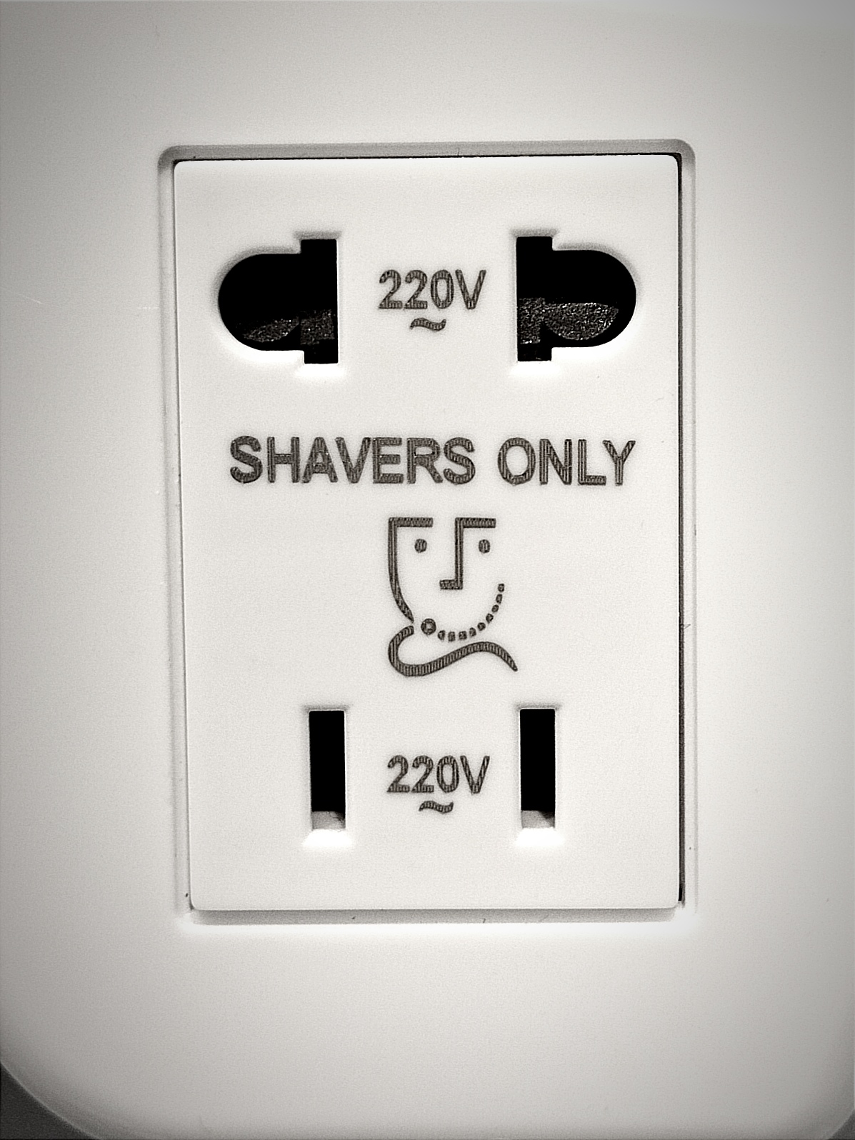 نمای نزدیک خروجی برق ایمن (Shaver Socket) در پایه سشوار دیواری