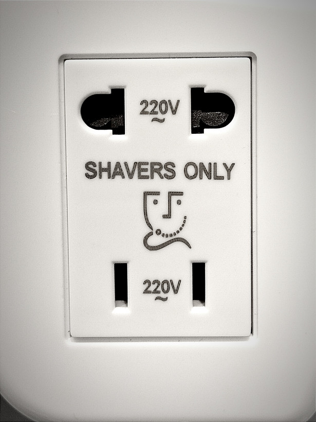 نمای نزدیک خروجی برق ایمن (Shaver Socket) در پایه سشوار دیواری