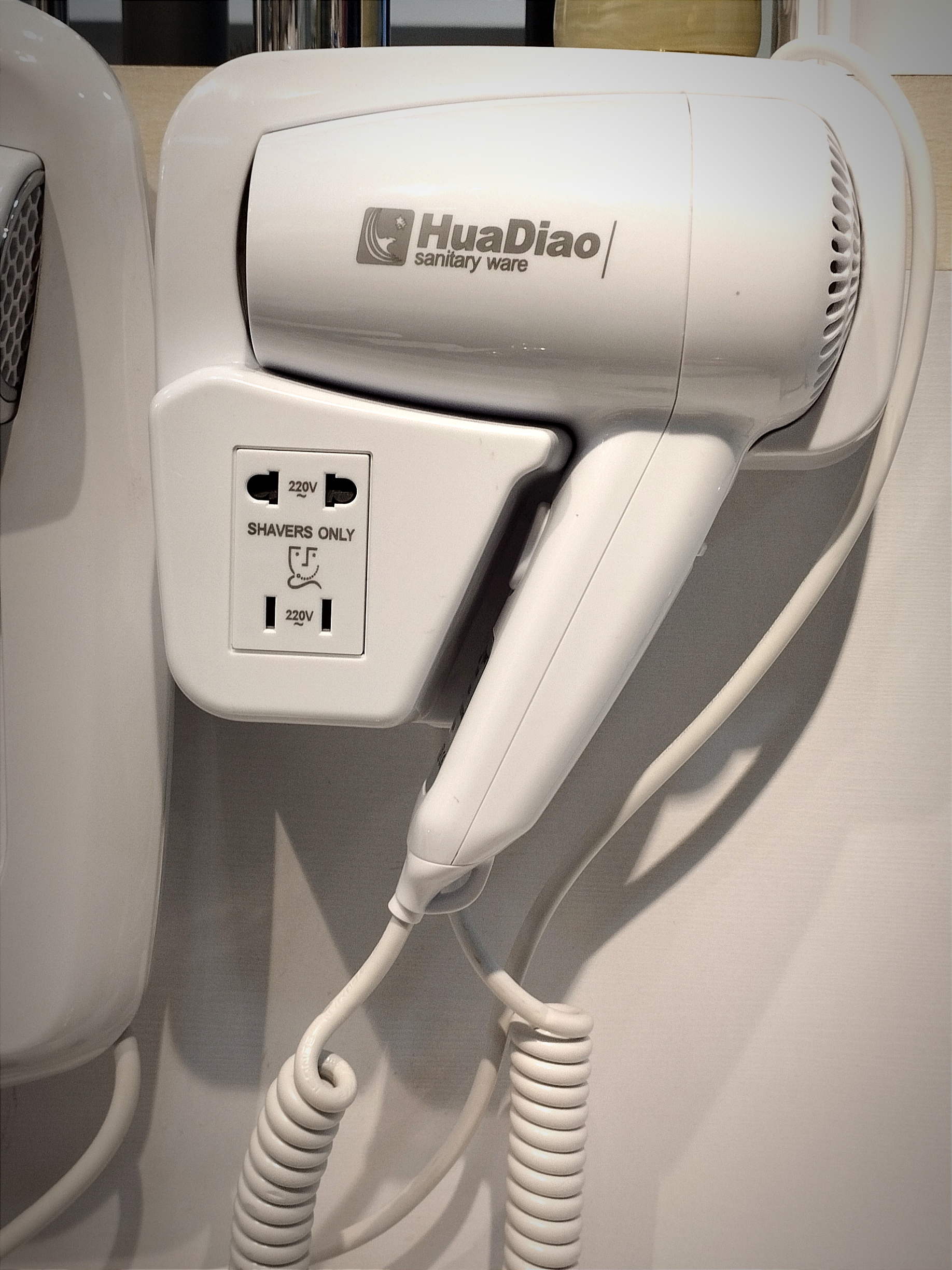 بدنه ضدآب (IPX4) و طراحی ارگونومیک سشوار هتلی LuxoPro