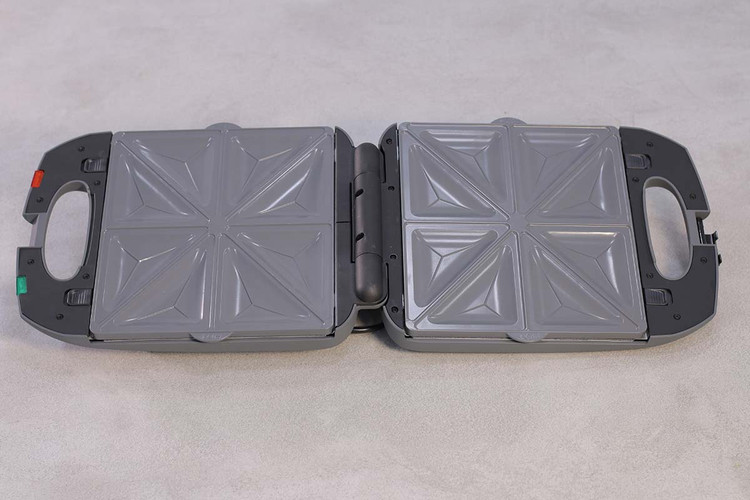 باز شدن درب دستگاه تا 180 درجه برای دسترسی و تمیزکاری آسان صفحات