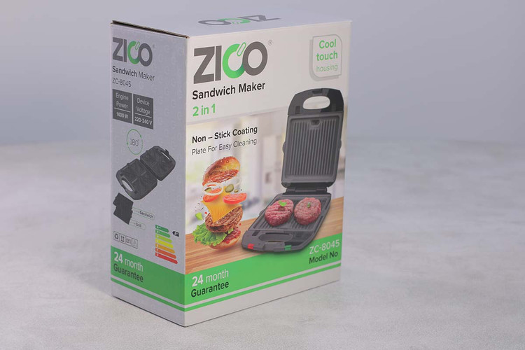 بستهبندی اصلی دستگاه و چهار ساندویچ مثلثی طلایی و برشته در صفحه ساندویچ ساز ZC-8045.