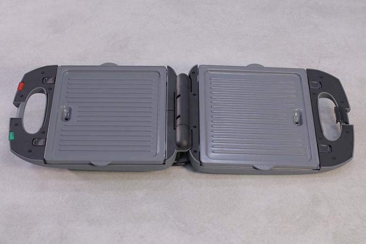 نمای نزدیک از صفحه گریل خطدار نچسب ساندویچ ساز زیکو برای کباب گوشت و مرغ.