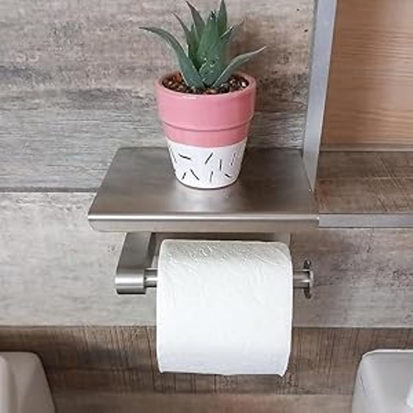 جای دستمال توالت در یک سرویس بهداشتی با دکوراسیون آرامشبخش و رنگهای خنثی.