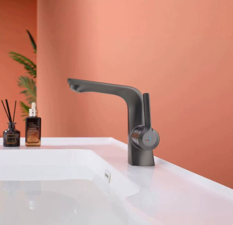 نصب شیر روشویی Hyshin 2603 در محیط حمام یا توالت مدرن.