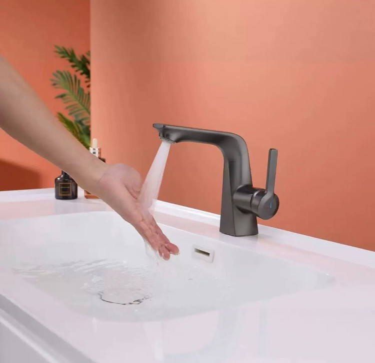 جریان نرم و یکنواخت آب در شیر روشویی Hyshin.