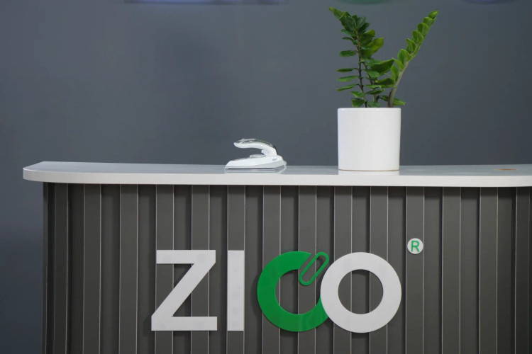 نمای جانبی اتو مسافرتی زیکو با دسته باز شده آماده کار