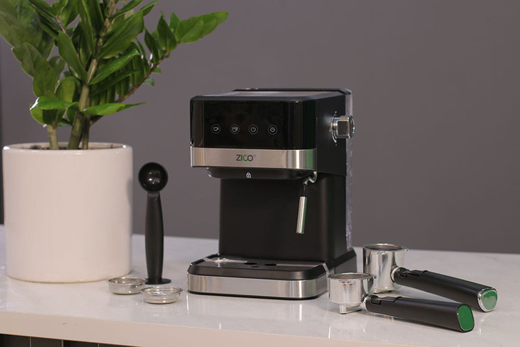 نمای جانبی اسپرسو ساز 20 بار زیکو روی کابینت آشپزخانه