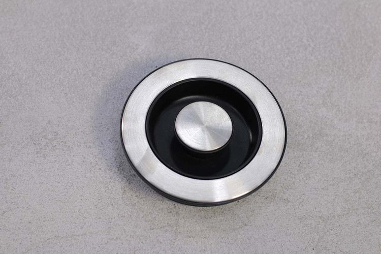 چای ساز برقی روی میز آشپزخانه