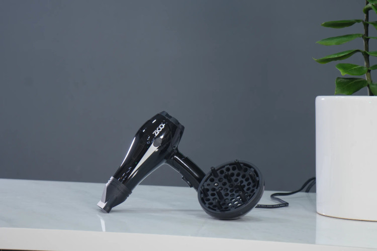 استفاده از سشوار تاشو مسافرتی زیکو برای خشک کردن سریع مو در هتل